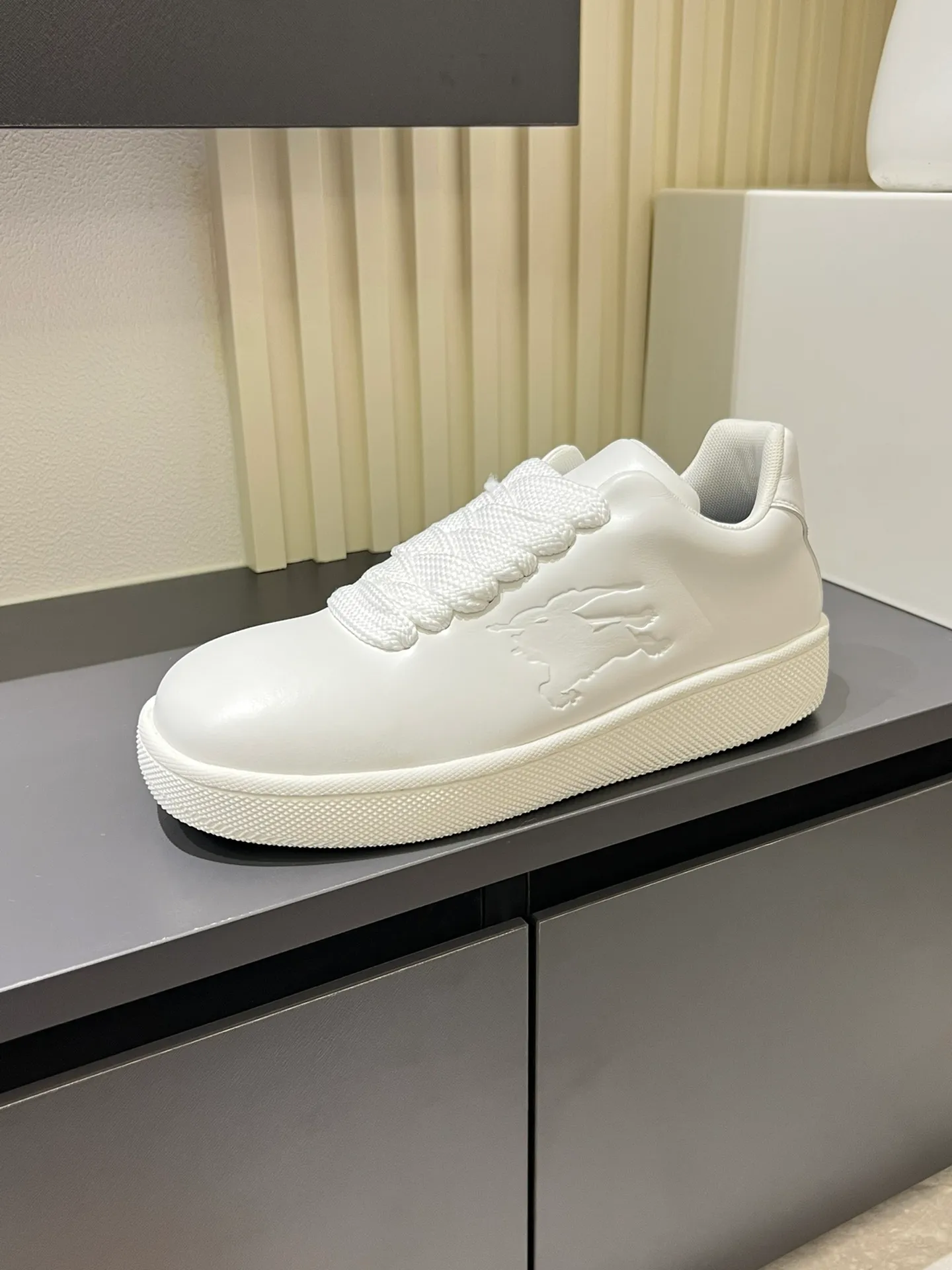 Men's shoes 💰p400 "Burberr*" new thick-soled men's casual sports shoes, cool sneakers and bread shoes, originally purchased and developed, the top version of the Box series sports shoes, made of smooth calfskin fabric, embellished with embossed Equestrian Knight logo (EKD). Made of mesh lining, the laces are decorated with metal coils, the rubber soles are decorated with the Burberry letter logo, and the original molded 3.5CM two-color T men's shoes 💰pU outsole! Male 38-44 (45 customized)